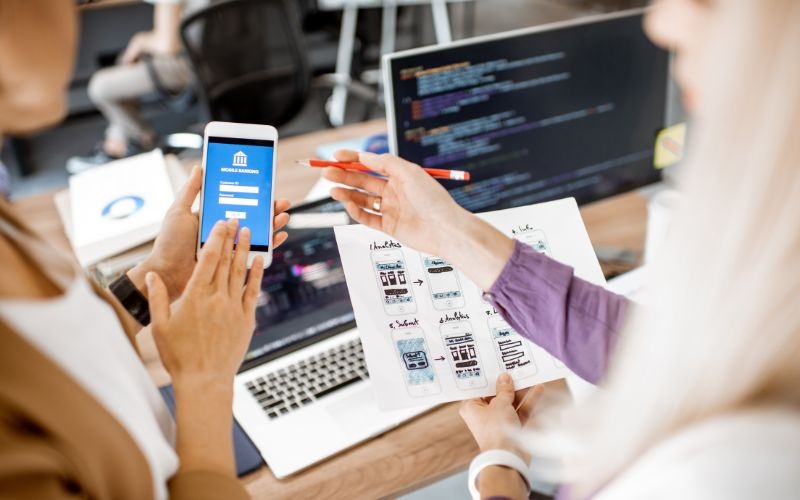 Giao diện website tối ưu cho smartphone, dễ thao tác bằng ngón tay, trải nghiệm mobile-first cho Gen Z.